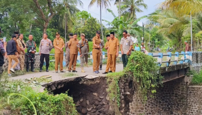 Banjir Prajekan Robohkan Jembatan, Bupati Bondowoso Turun Tangan di Lokasi