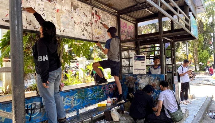 Pemkot Tak Kunjung Berbuat, Warga Kota Malang Swadaya Cat Ulang Halte Veteran 2 Tak Terawat