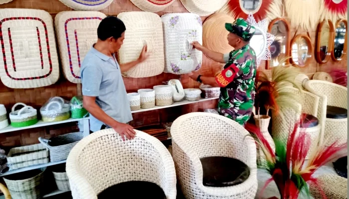 Dorong UMKM Naik Kelas, Babinsa Lhoknga Ajak Perajin Rotan Manfaatkan Media Sosial