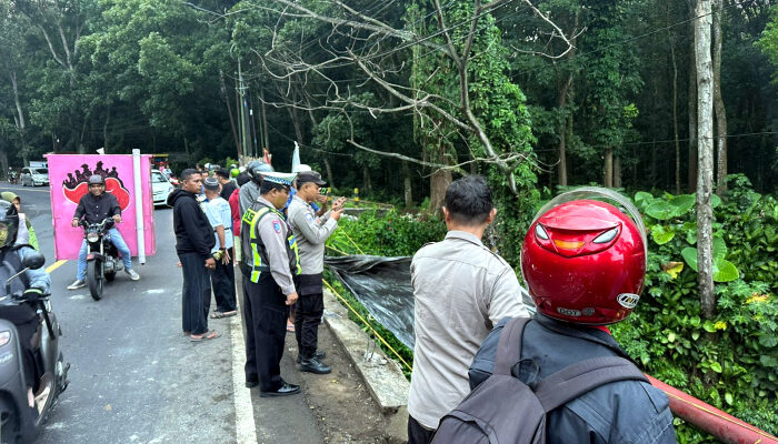 Truk Canter Terjun Bebas ke Sungai Sedalam 10 Meter di Glenmore Banyuwangi