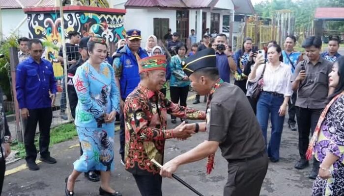 Bupati Heriyus Sambut Kedatangan Kajari Baru di Bandara Dirung Lingkin