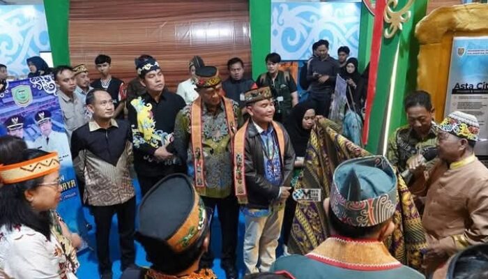 Stand Murung Raya Curi Perhatian di Kalteng Expo 2026, Gubernur Kalteng Langsung Sambangi