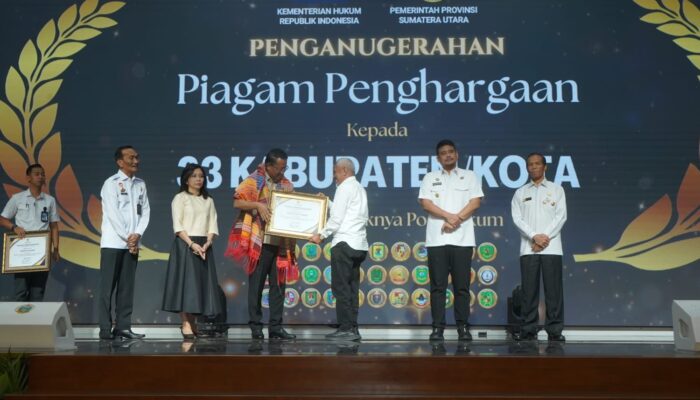Bupati Baharuddin Siagian Raih Penghargaan Kementerian Hukum RI atas Komitmen Pelayanan Hukum di Batu Bara