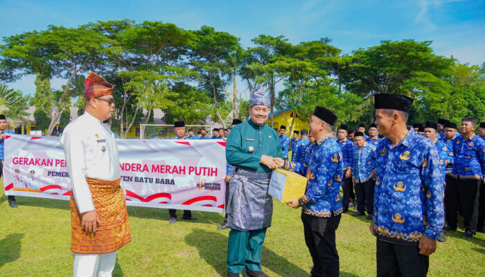 Bupati Batu Bara Pimpin Upacara Peringatan Hari Lahir Pancasila 2026, Bagikan 1.000 Bendera Merah Putih