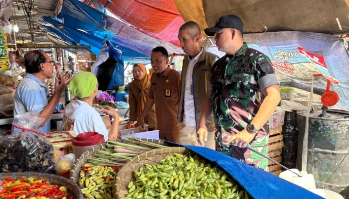 Pedagang Kaget! Dandim Bondowoso Sidak Mendadak Pasar Induk, Ini Temuan Terkait Harga Sembako