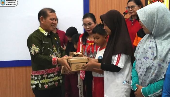 Pemkab Murung Raya Salurkan 230 Pasang Sepatu untuk Siswa, Tingkatkan Semangat Belajar