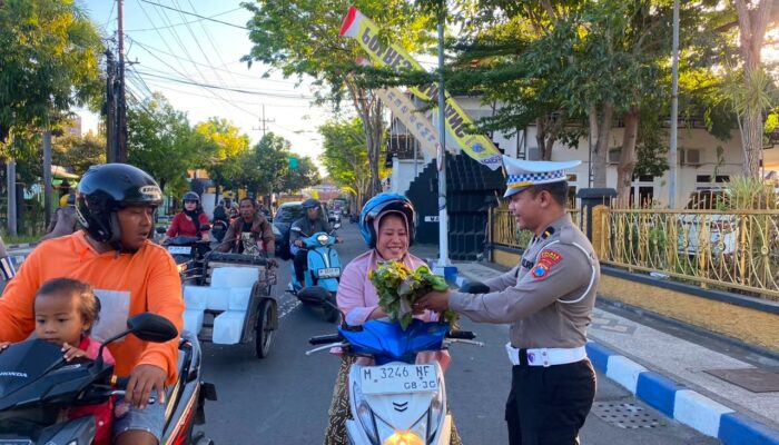 Satlantas Polres Sampang Bagikan Sayur Segar Hasil Panen P2L