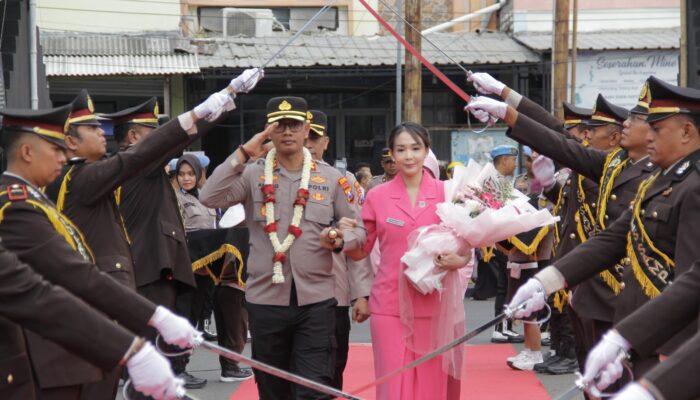 Polres Sampang Gelar Tradisi Pedang Pora Sambut Pergantian Tongkat Komando