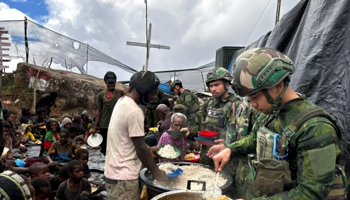 Yonif 200/Bhakti Negara Ajak Masyarakat Papua Makan Bersama