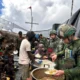 Yonif 200/Bhakti Negara Ajak Masyarakat Papua Makan Bersama