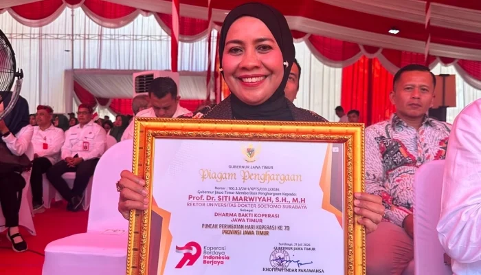 Rektor Unitomo Raih Penghargaan Gubernur Jatim, Direktur Kemdiktisaintek Ikut Beri Apresiasi