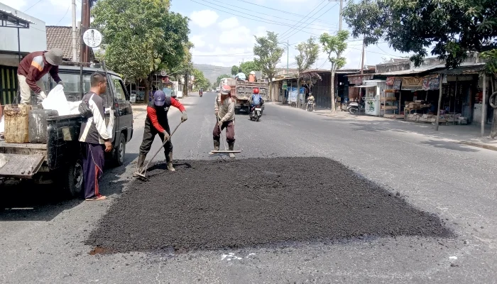 PUPR Tulungagung Giat Pemeliharaan Rutin Ruas Jalan Campurdarat Boyolangu