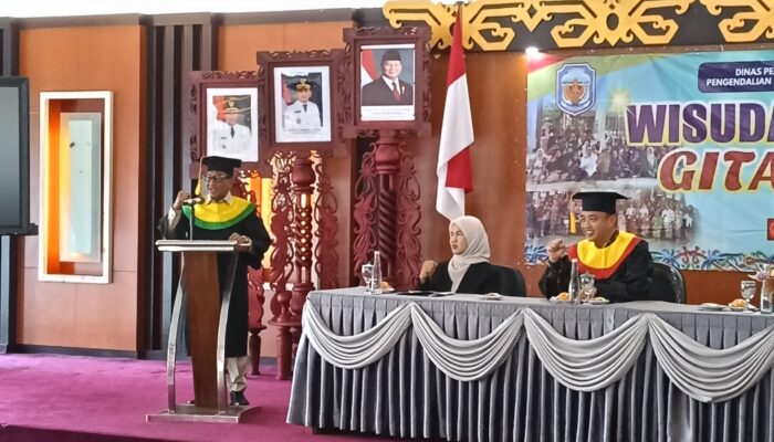 Bupati Heriyus Wisuda Sekolah Lansia Gita Uluh Itah, Belajar Tak Mengenal Usia