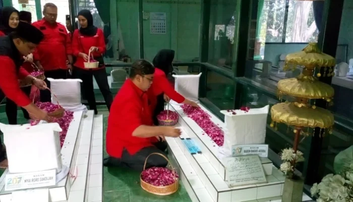 Peringati Dua Momen Bersejarah, DPC PDI-P Gelar Doa dan Tabur Bunga