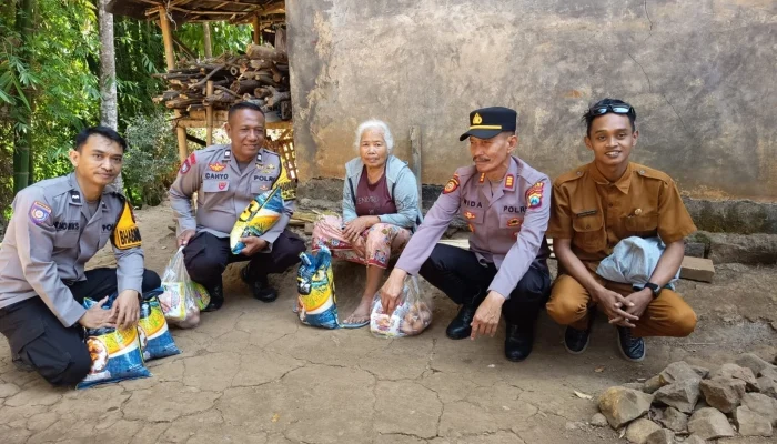 Patut Diapresiasi, Polsek Pakem Bagikan 25 Paket Sembako untuk Kaum Duafa