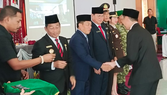 Bupati Heriyus Serahkan Satyalancana Karya Satya kepada 27 ASN