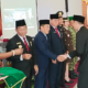 Bupati Heriyus Serahkan Satyalancana Karya Satya kepada 27 ASN