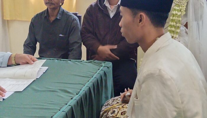 Sah! Akad Nikah Berlangsung Khidmat di KUA Jambesari Darus Sholah