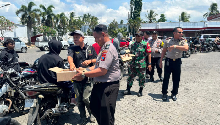 Polsek Jajaran Polres Bondowoso Bagikan Minuman Gratis ke Warga Antri BBM