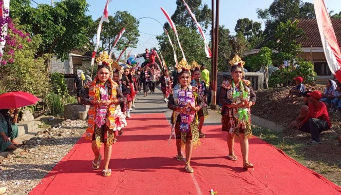 Semarak HUT RI Ke-81, Pawai Budaya Desa Banyu Anyar Suguhkan Keberagaman Nusantara dan Dongkrak UMKM
