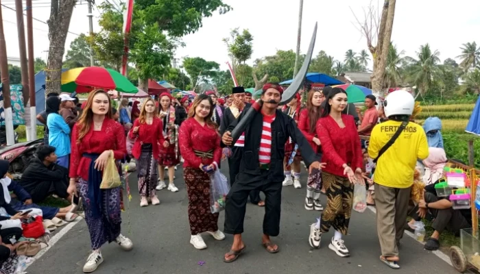 Pawai Budaya Desa Tegalharjo Semarakkan HUT RI ke-81, IWB dan Balawangi Dorong Pelestarian Budaya Banyuwangi