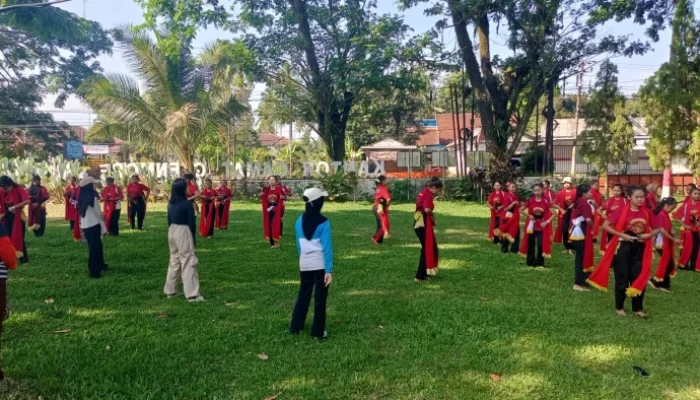 Wariskan Budaya Lewat Gerak Tari, Puluhan Pelajar Glenmore Bersiap Tampil di Gandrung Sewu 2006