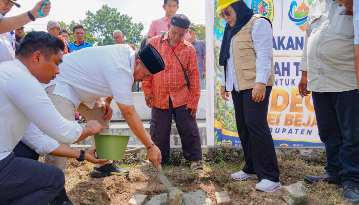 Bupati Batu Bara Letakkan Batu Pertama Pembangunan Videotron di Sei Bejangkar, Dukung Penyebaran Informasi Publik