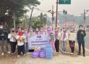 Perempuan Bangsa Kalteng Bagikan 1.000 Masker dan Air Mineral di Tengah Kabut Asap