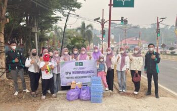 Perempuan Bangsa Kalteng Bagikan 1.000 Masker dan Air Mineral di Tengah Kabut Asap