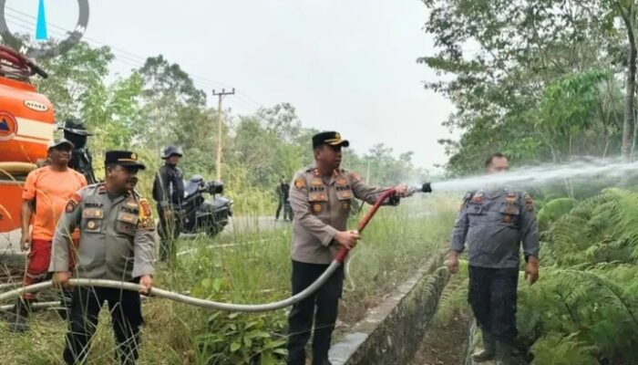 Kapolres Murung Raya Terjun Langsung Padamkan Api Karhutla Di Kecamatan Permata Intan