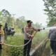 Kapolres Murung Raya Terjun Langsung Padamkan Api Karhutla Di Kecamatan Permata Intan