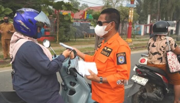 Bupati Heriyus Bagikan 5.000 Masker kepada Warga di Tengah Kabut Asap