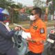 Bupati Heriyus Bagikan 5.000 Masker kepada Warga di Tengah Kabut Asap