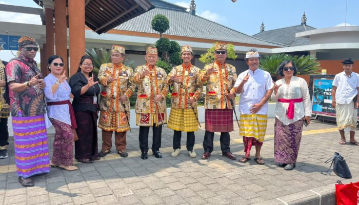 Sela Hadiri Festival Budaya Klungkung, Irjen. Pol. (Purn.) Dr. H. Ike Edwin Kunjungi Pura Agung Besakih