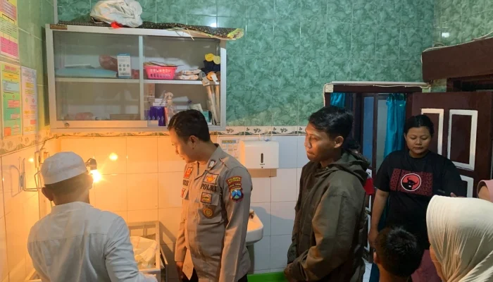 Warga Temukan Bayi Laki-Laki Terbungkus Handuk di Depan Rumah, Polisi Telusuri CCTV