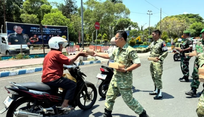 Bukan Razia! Prajurit Kodim Bondowoso Malah Bagikan 500 Nasi Kotak ke Pengendara