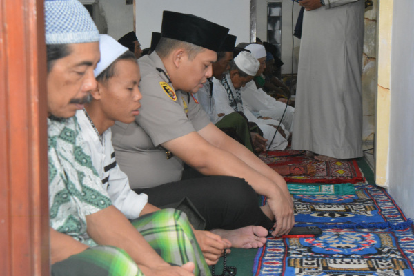 Pererat Silaturahmi dan Serap Aspirasi, Kapolres Bondowoso Gelar Jumat Keliling di Tegalampel
