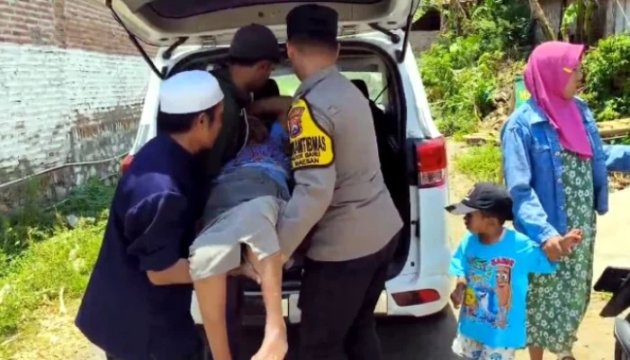 Bhabin Hamdan Kemudikan Ambulance Demi Bantu Seorang Nenek Tua
